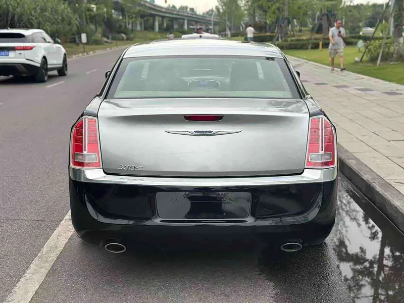 Chrysler 300C — фото 11
