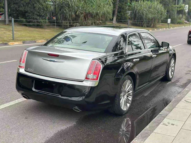 Chrysler 300C — фото 13