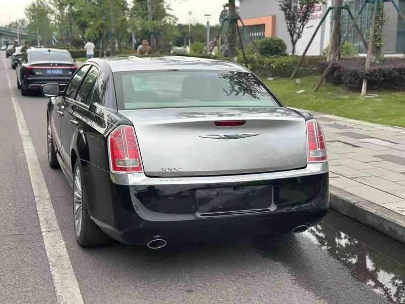 Chrysler 300C — фото 15