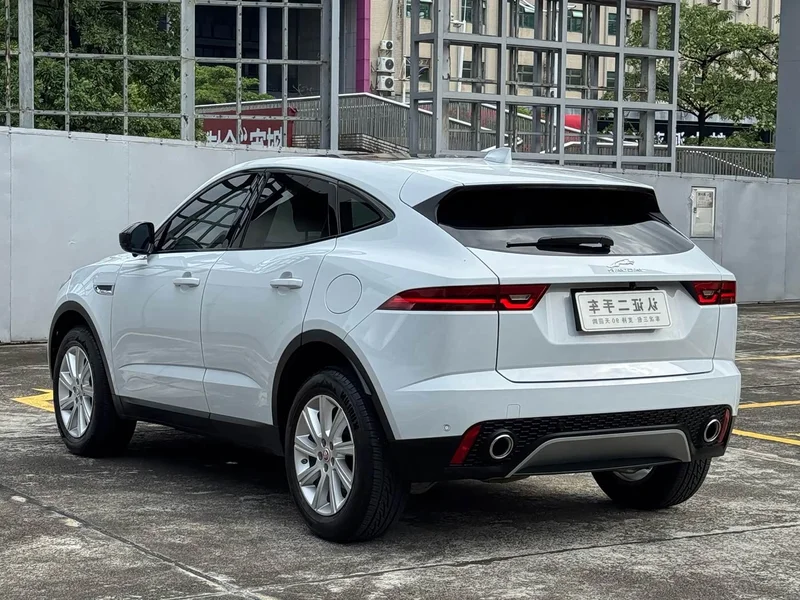 Jaguar E-PACE — фото 11