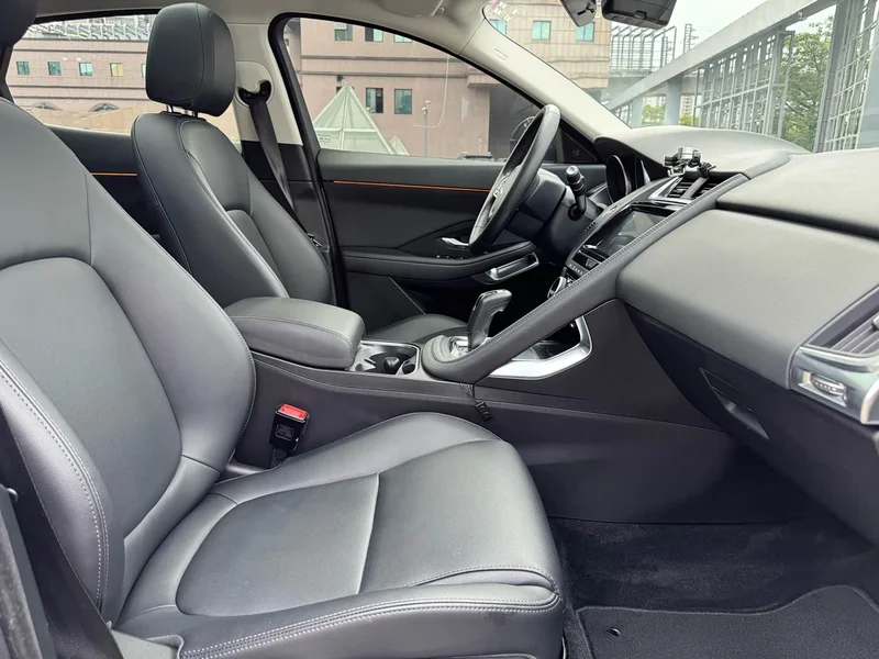 Jaguar E-PACE — фото 12