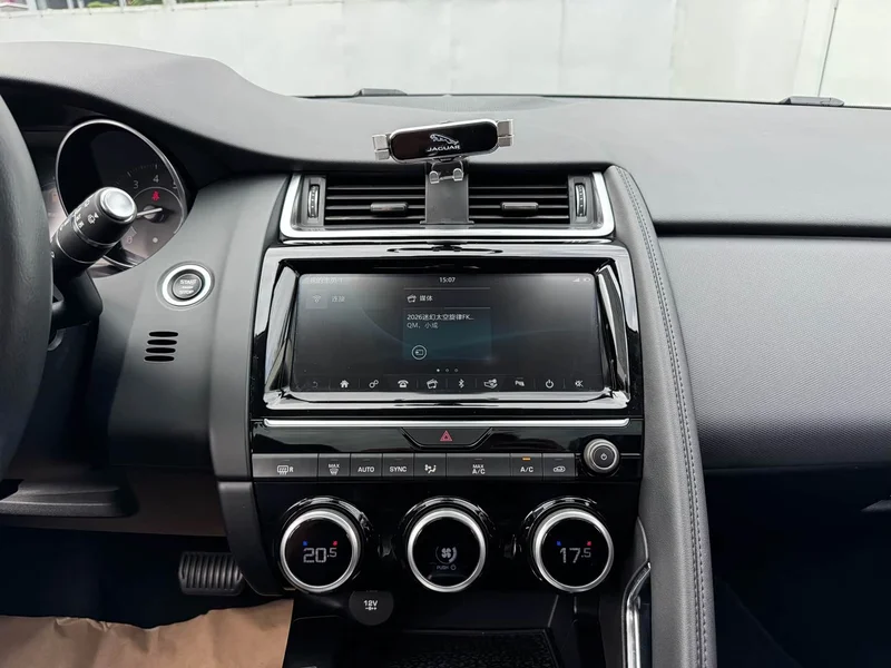 Jaguar E-PACE — фото 15