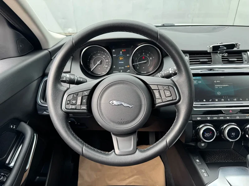Jaguar E-PACE — фото 16