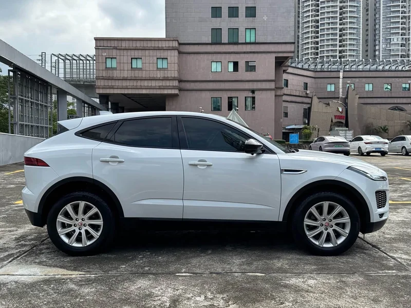 Jaguar E-PACE — фото 30