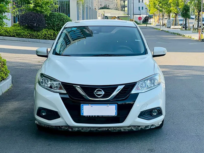 Nissan Tiida — фото 2