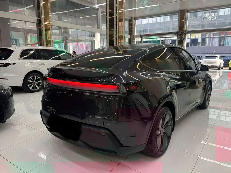 Tesla Model Y — фото 9