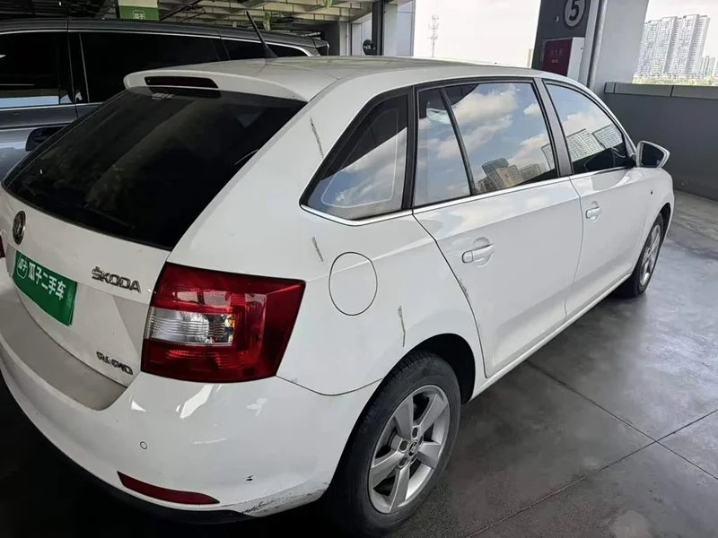 Volkswagen Rapid Spaceback — фото 4
