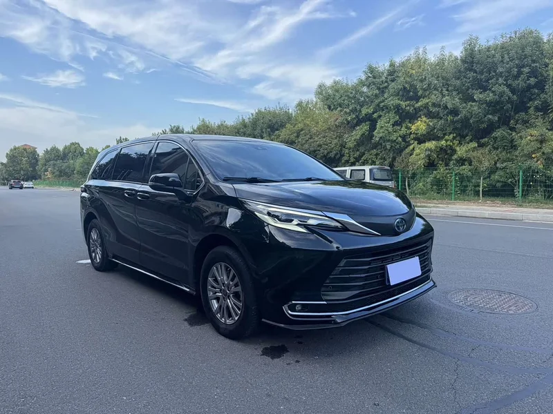 Toyota Sienna — фото 3