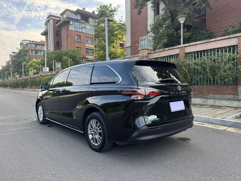 Toyota Sienna — фото 7