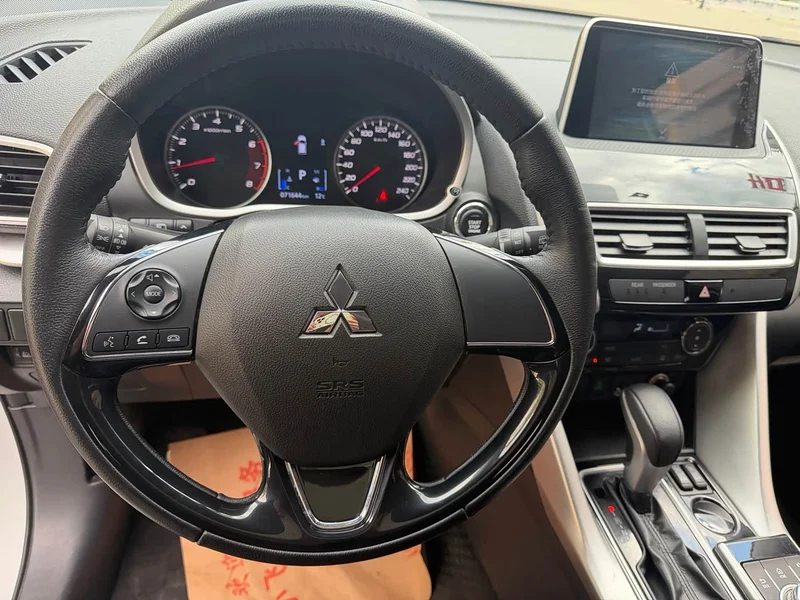 Mitsubishi Eclipse Cross — фото 11