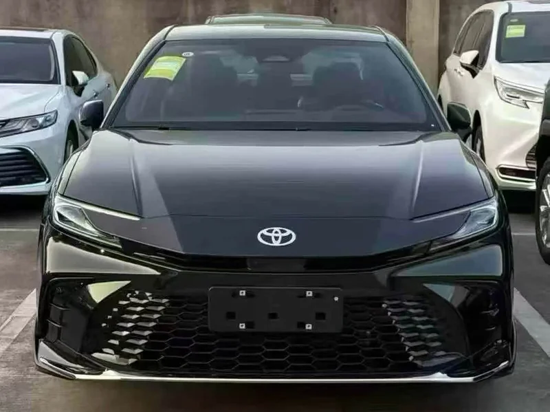 Toyota Camry — фото 1