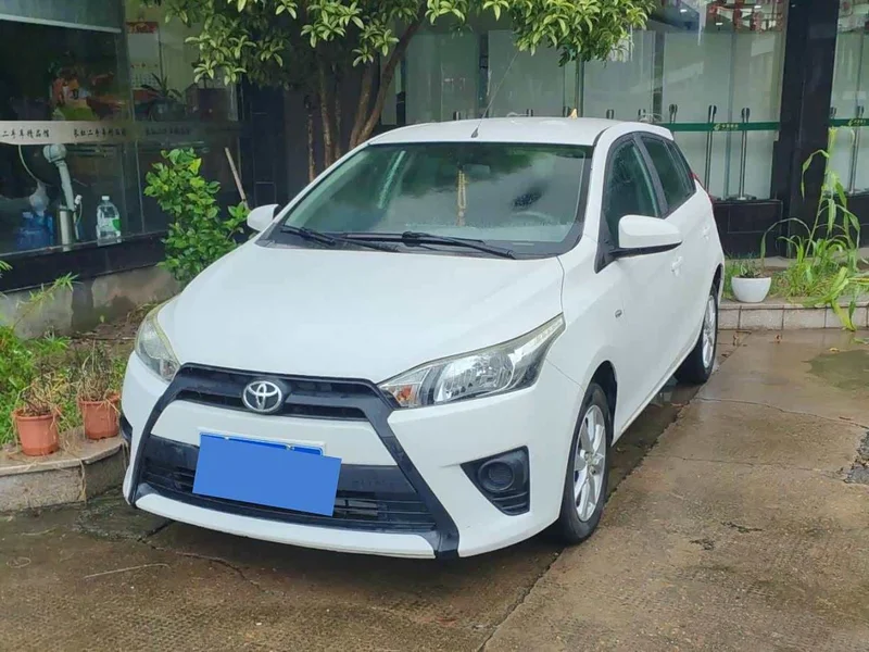 Toyota Yaris L — фото 1