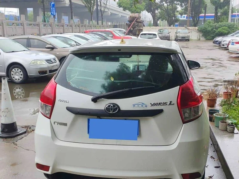 Toyota Yaris L — фото 4