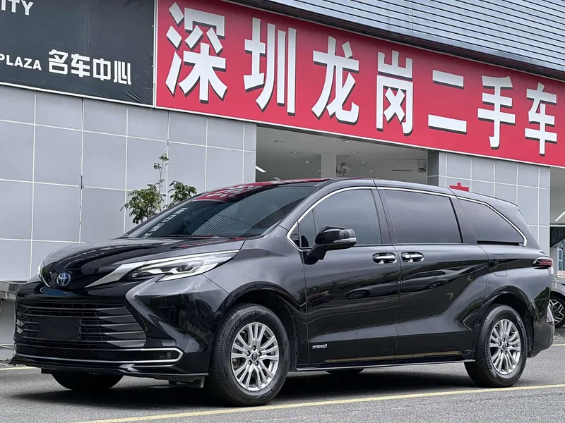 Toyota Sienna — фото 1