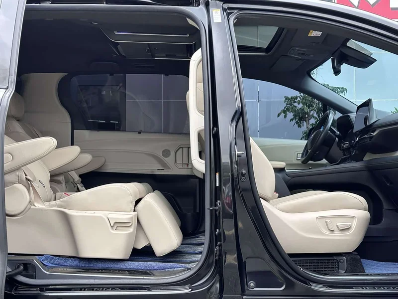 Toyota Sienna — фото 12