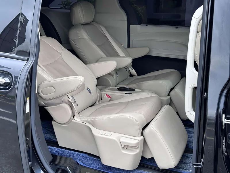 Toyota Sienna — фото 13