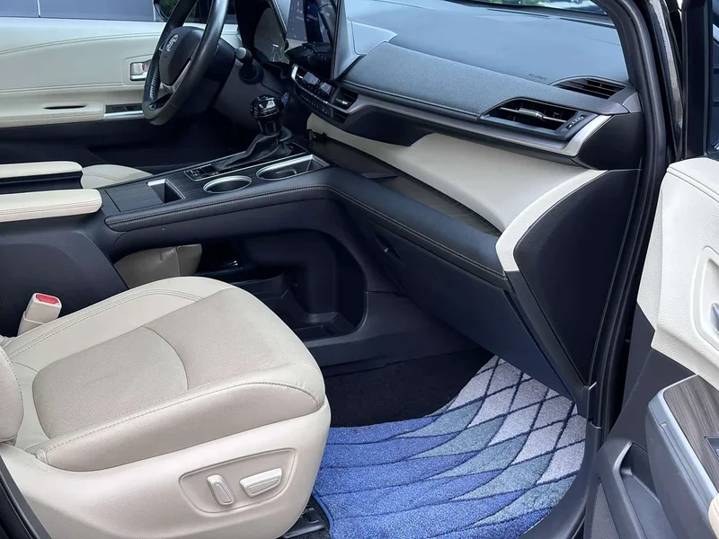 Toyota Sienna — фото 14