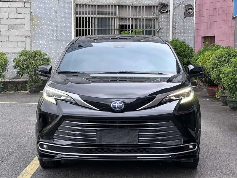 Toyota Sienna — фото 2