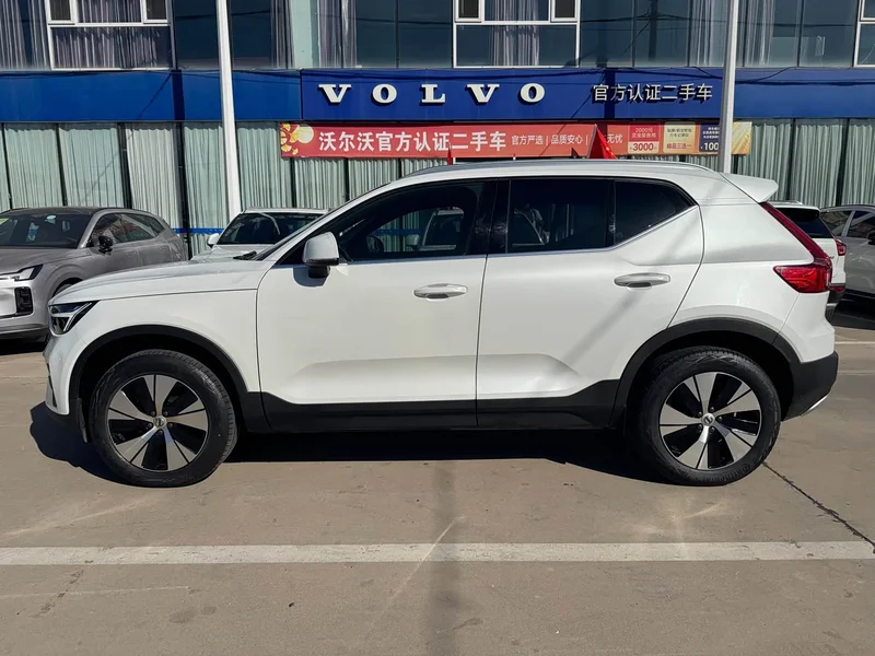 Volvo XC40 — фото 12