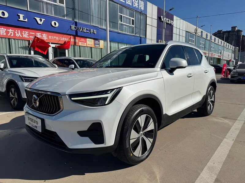 Volvo XC40 — фото 1