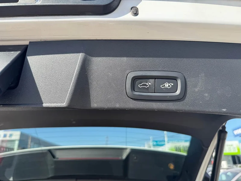 Volvo XC40 — фото 12