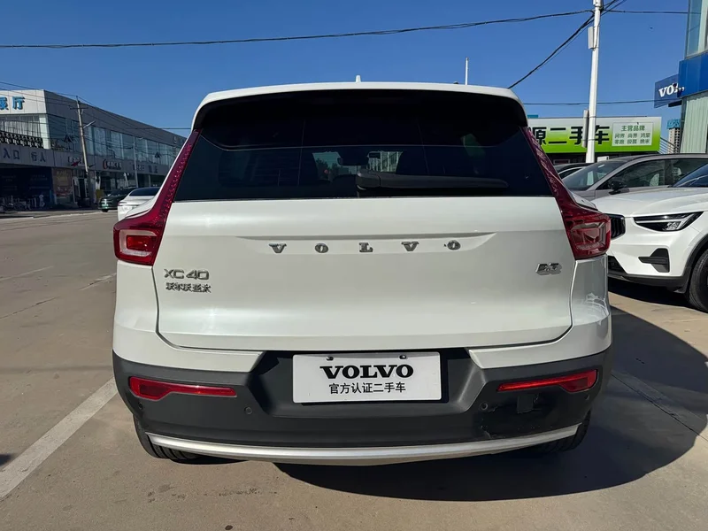 Volvo XC40 — фото 10