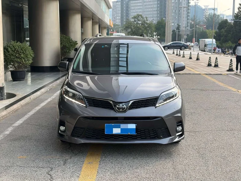 Toyota Sienna — фото 1