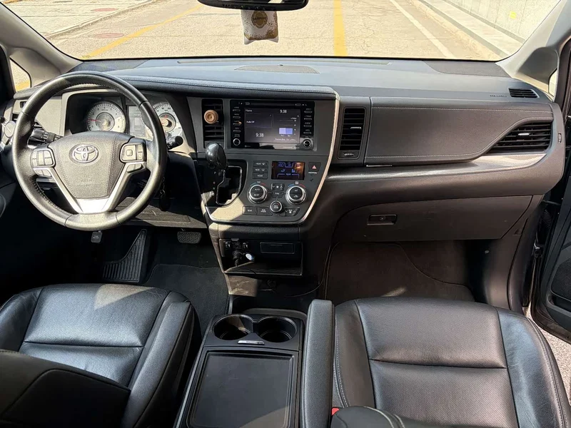 Toyota Sienna — фото 11