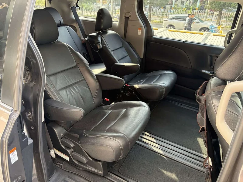 Toyota Sienna — фото 15