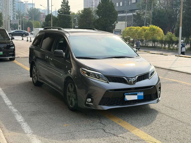 Toyota Sienna — фото 2