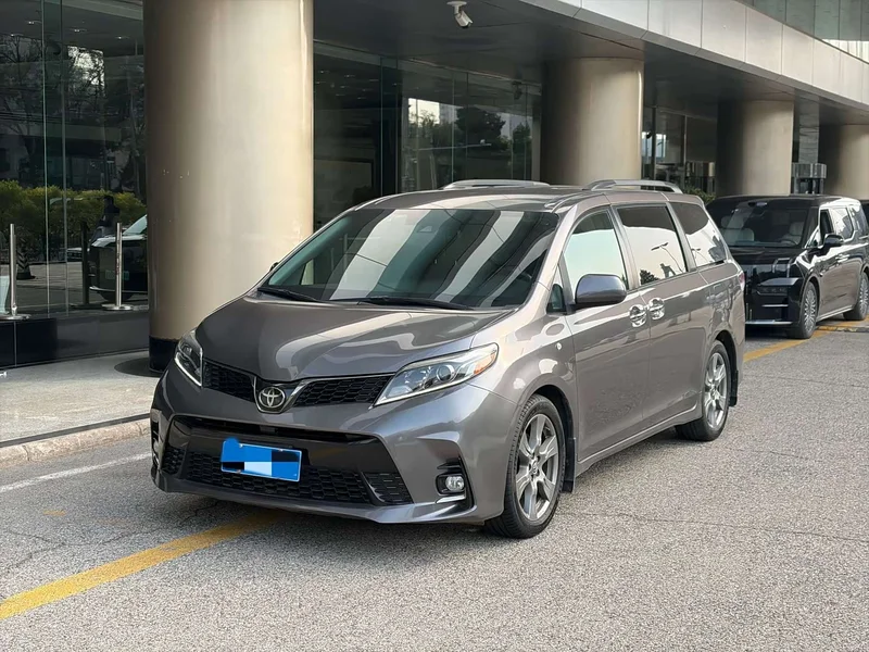 Toyota Sienna — фото 3
