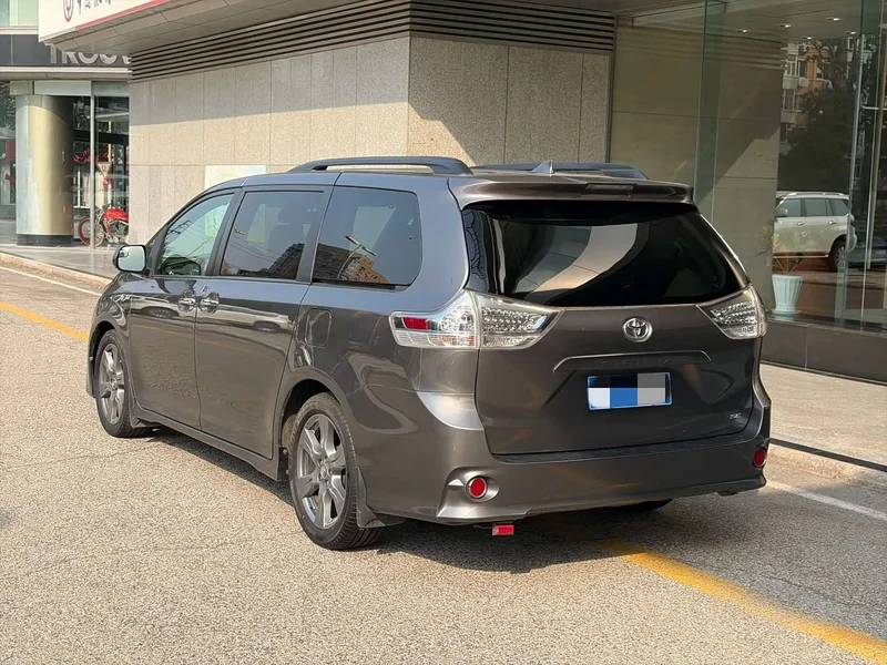 Toyota Sienna — фото 4