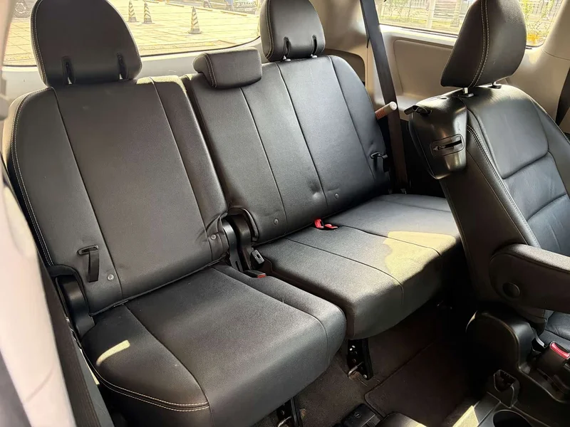 Toyota Sienna — фото 10
