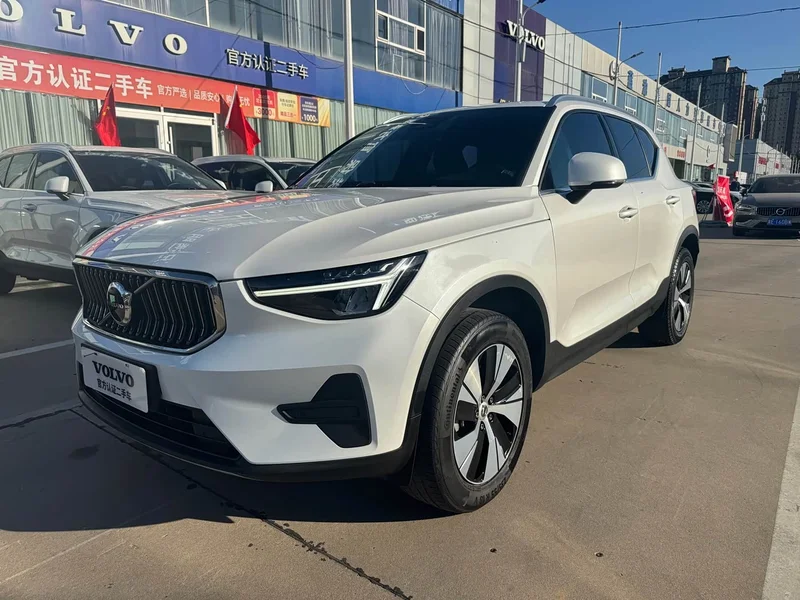 Volvo XC40 — фото 1
