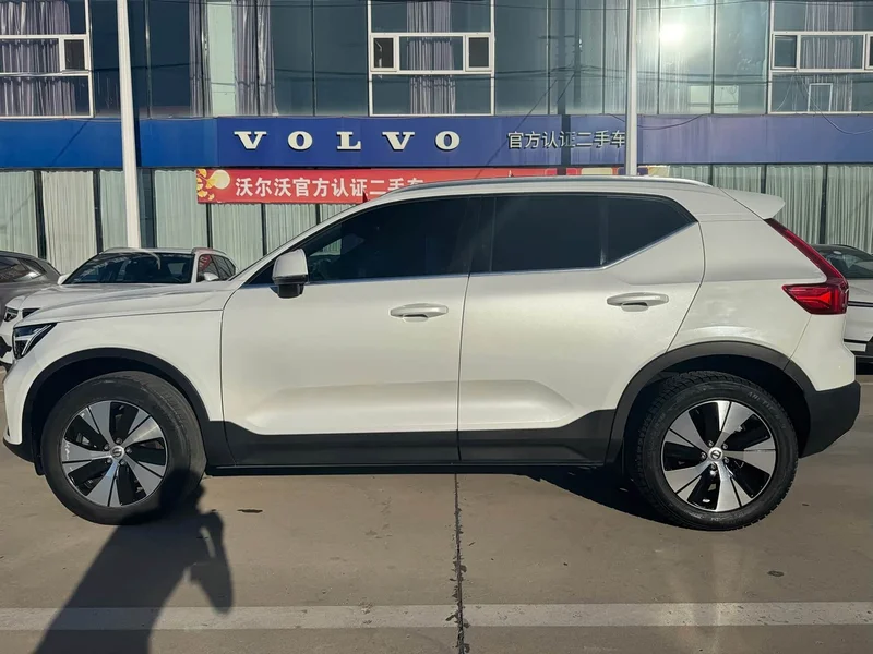 Volvo XC40 — фото 11