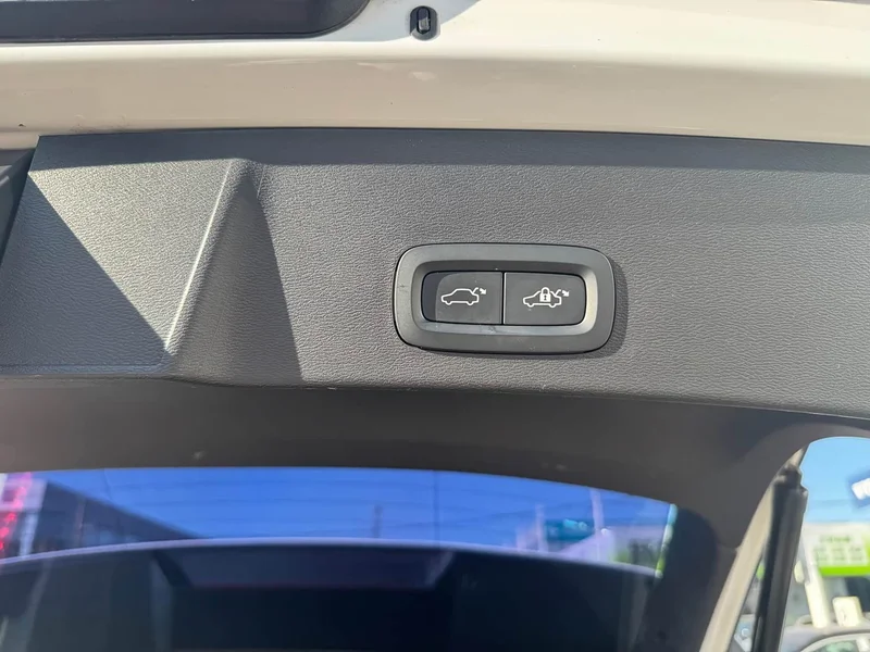 Volvo XC40 — фото 12