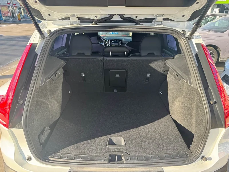 Volvo XC40 — фото 10