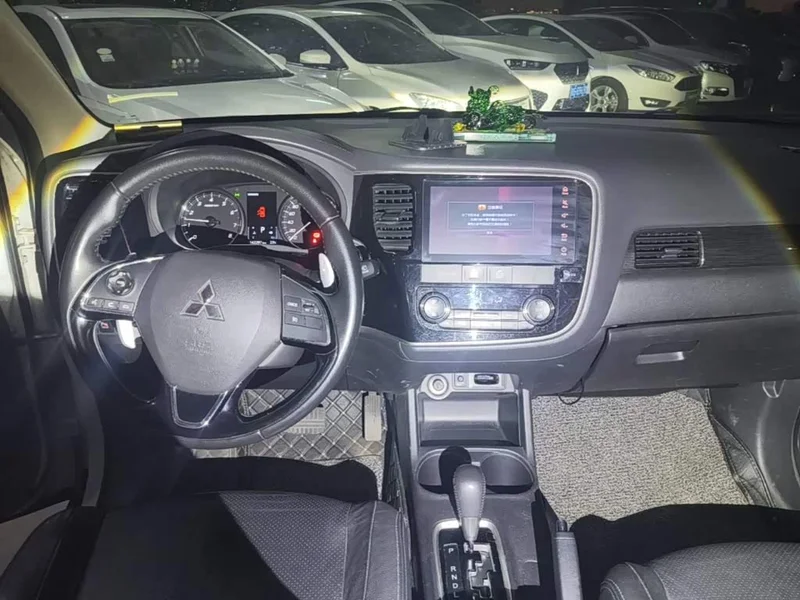Mitsubishi Outlander — фото 11