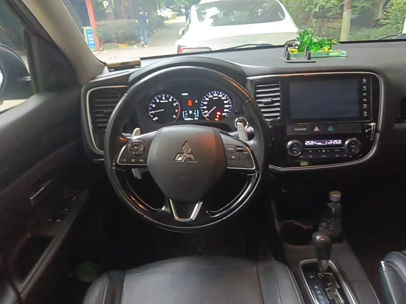Mitsubishi Outlander — фото 12