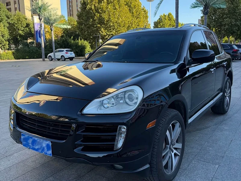 Porsche Cayenne — фото 1