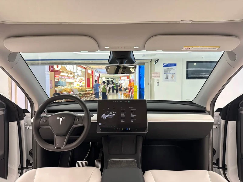 Tesla Model Y — фото 15
