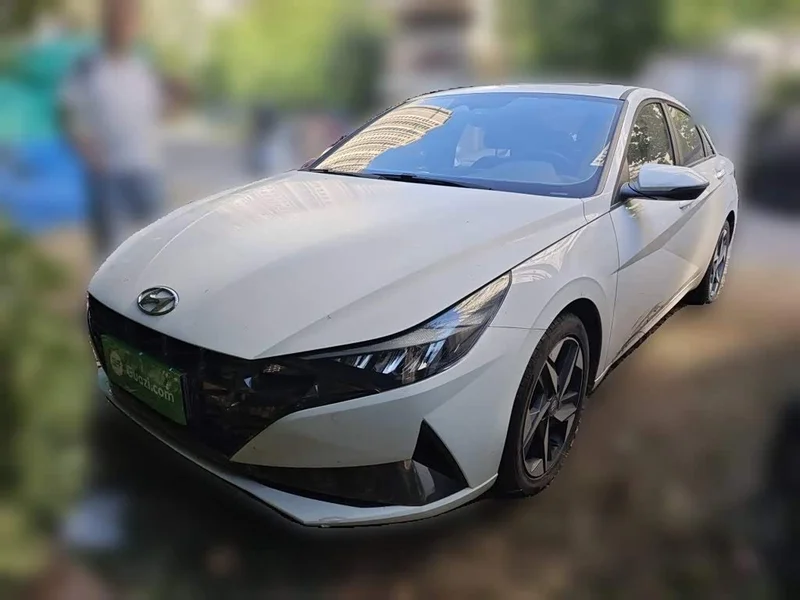 Hyundai Elantra — фото 1