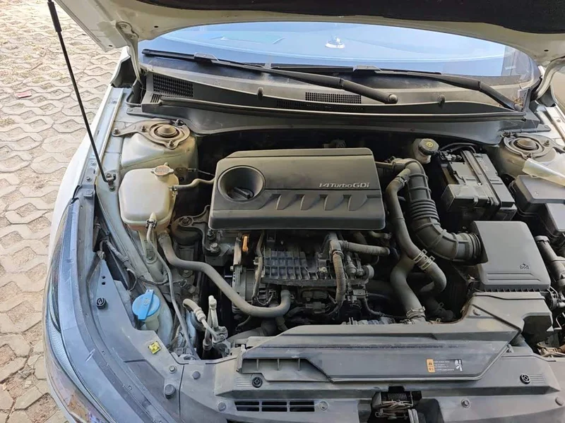 Hyundai Elantra — фото 20