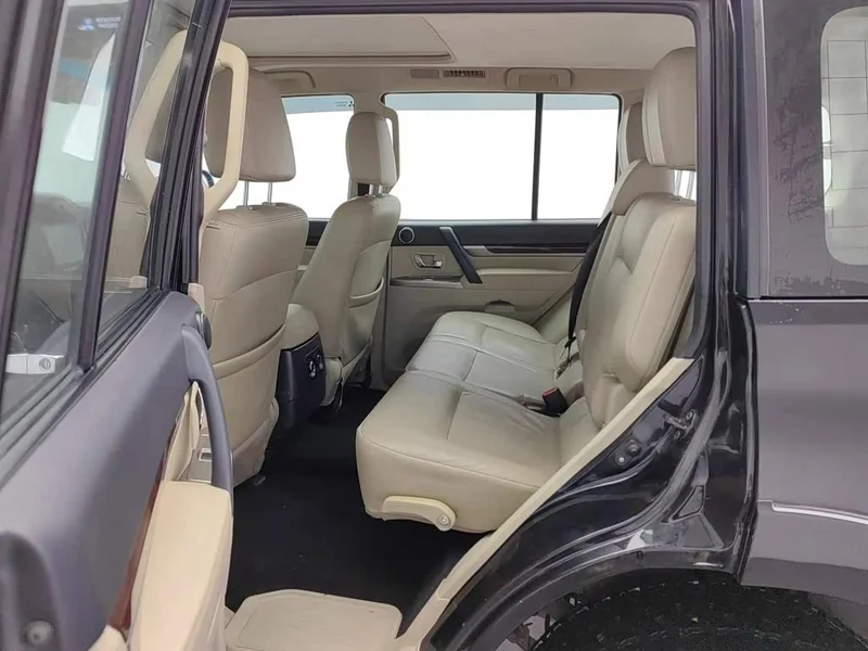 Mitsubishi Pajero (Imported) — фото 12