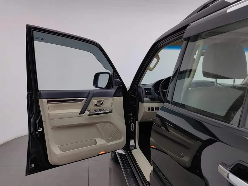 Mitsubishi Pajero (Imported) — фото 16