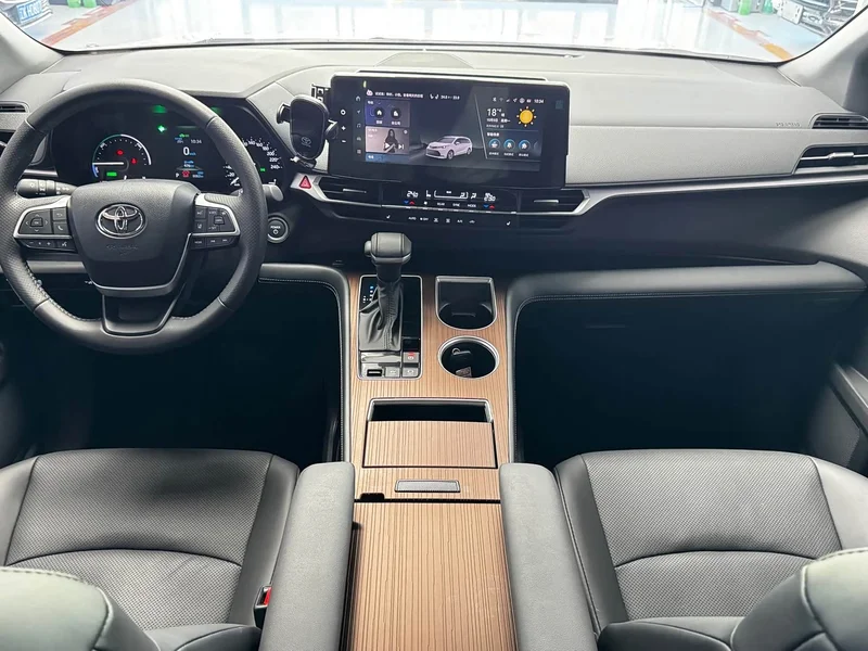 Toyota Sienna — фото 11