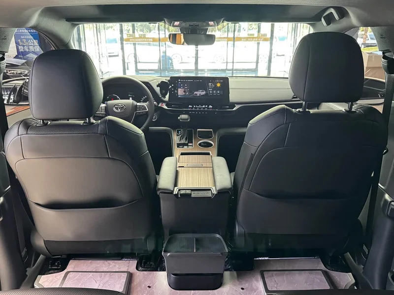 Toyota Sienna — фото 15