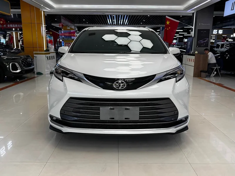 Toyota Sienna — фото 2