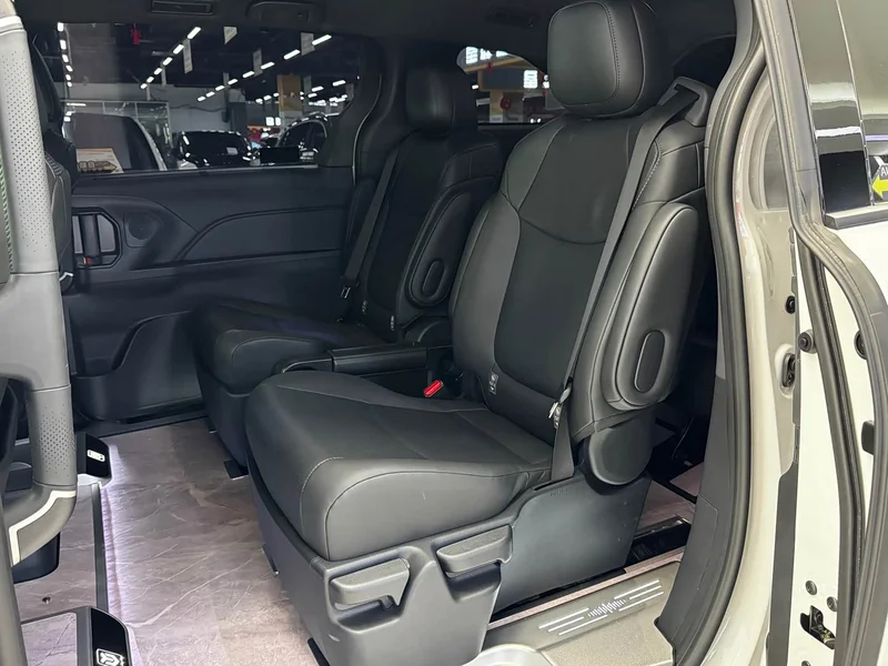 Toyota Sienna — фото 10