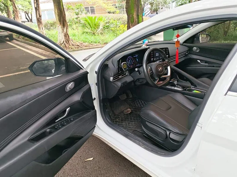 Hyundai Elantra — фото 12